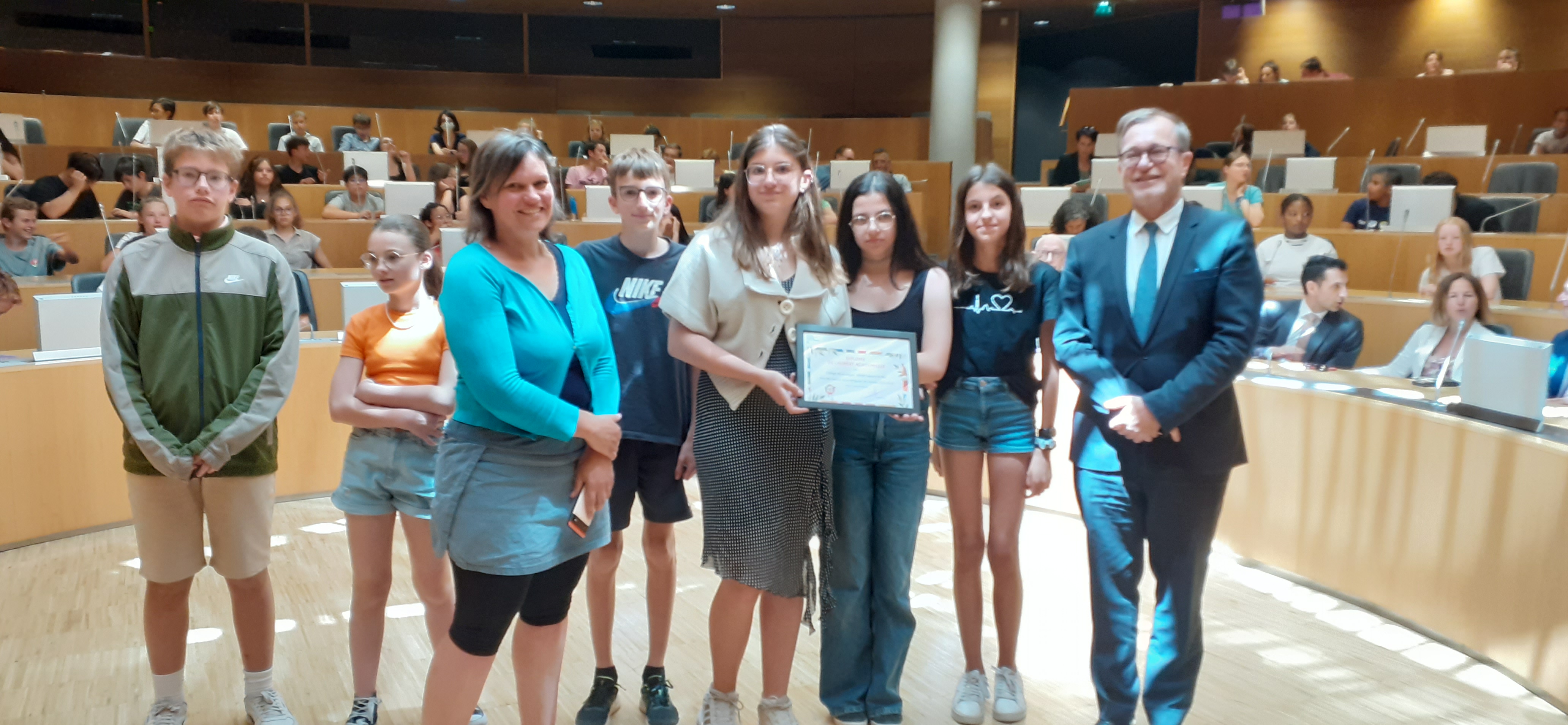 remise du diplôme par le recteur à des lauréats